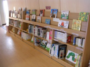 学校図書館前廊下に並べられた絵本です。10/4～閲覧ができるそうです。\