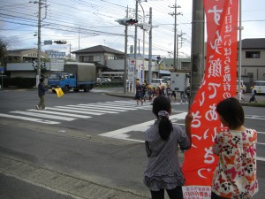 鹿島小前交差点・朝の登校の様子(7:40)