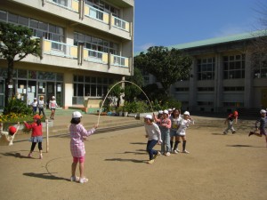 長なわとびで遊ぶ子どもたち(10:15)