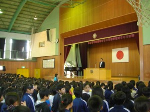 児童会会長のリードにより、校長先生とあいさつを交わす子どもたち