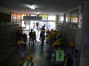 20111011 げんきよくあいさつをする子どもたち(7:45)