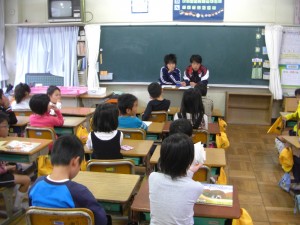 20111019 2年生の教室での清潔検査の様子。さすが2年生のみなさん、きちんとつめを切ることができていますね。(8:10)