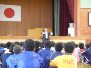 20111019e3 お札を手にお話をする校長先生(14:05)