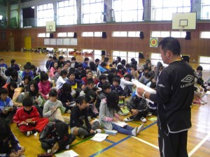 20111019e4 太田先生のお話を真剣に聞く子どもたち(14:20)