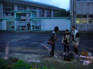 20111020 6年生の子どもたちが登校してきました(5:30)