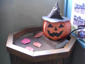 ATの先生自作のハロウィンの飾りです。\