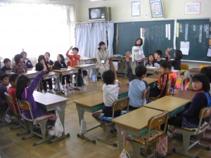 ３年学級活動「学級新聞を作ろう」授業公開\