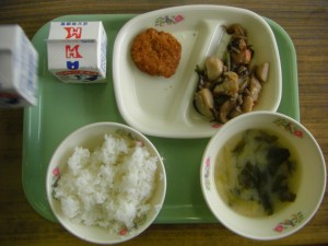 今日の給食は　茨城県産のローズポークを使用したトンカツ　筑前煮などです。\