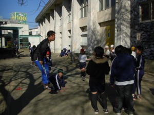 二重跳びをする先生と見つめる子供たち(13:10)