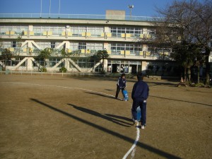 ライン引きを行う５年の体育委員会のみなさん(7:50)