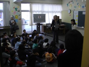 熱心に学習する子どもたち