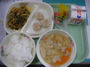 今日の献立はビビンバ丼　エビシュウマイ　ワンタンスープ　パイン　牛乳　ごはんです\\