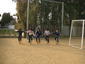 ５人で手をつないで一輪車に乗る子どもたち(15:30)