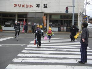 鹿島小前交差点であいさつ運動を行う児童会役員のみなさん(7:50)