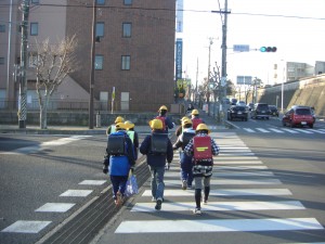 鹿島高北交差点を渡って学校へ向かう子どもたち(7:30)