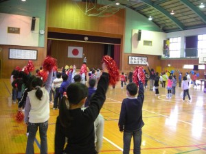 音楽に合わせてダンスをする子どもたち(10:50)