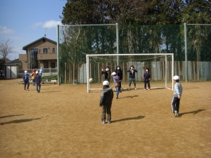 １年男子対６年女子のサッカーです(10:20)