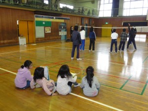 ソフトバレークラブを真剣に見つける子どもたち。\\