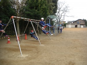 ブランコで遊ぶ３年生(10:15)