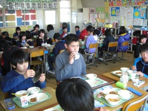 20120313-6 6年1組 給食の時間のひとこま