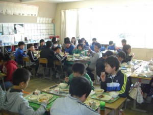 ６年２組　給食の時間のひとこま