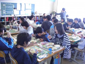 ６年３組　給食の時間のひとこま