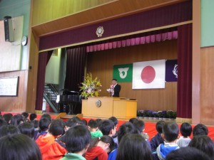 校長先生の式辞を聞く子どもたち(9:15)