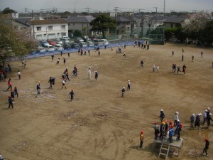 グラウンドで遊ぶ子どもたち(13:05)