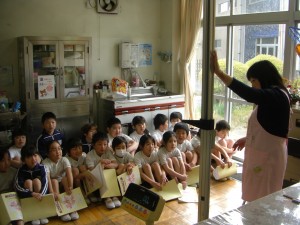 保健室の先生のお話を聞く子どもたち(8:40)