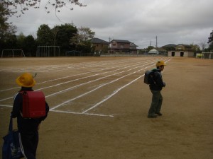 グラウンドにまっすぐ引かれた短距離走のライン(7:50)