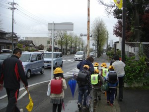 学校へ向かう子どもたち　街路樹が緑色に色づき始めました(7:50)