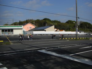 新緑の城山公園のふもとを学校へと向かう子どもたち(7:45)