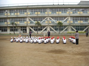 「努力は結果を裏切りません。みなさん毎日の練習の積み重ねを大切にしましょう」子どもたちにアドバイスをする校長先生(7:35)