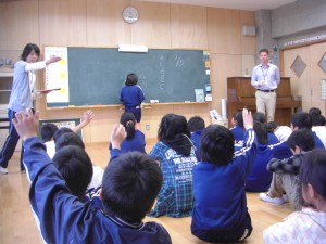 201200522 積極的に挙手して発表する子どもたち(11:50)