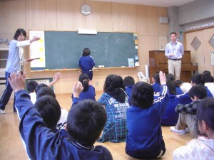 積極的に挙手して発表する子どもたち(11:50)