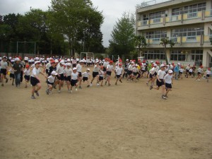 ６年生に手を引かれシャトルランの練習をする１年生(10:20)