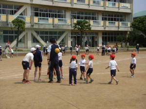 「せんせい　あそぼう！」先生を追いかける１年生の子どもたち(10:25)