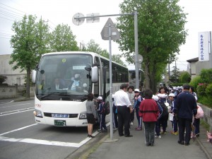 バスに乗車する４年生の子どもたち(7:45)