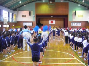 ４年生の応援団とチアが中心となって全校応援です(8:18)