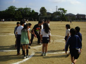 先生と一緒に楽しむ子どもたち(15:10)