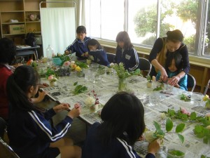 生け花クラブ・・・バラをきれいに生けています・・・