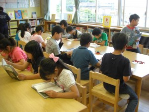 静かに読書する４年生\