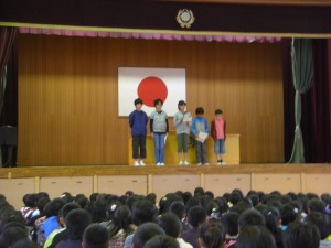 児童会役員のみなさんによるあいさつの実演(8:10)