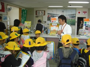 鹿島神宮前郵便局で局長さんにインタビューする子どもたち(9:15)