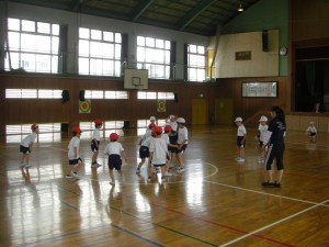 室内サッカーをする１年生の子どもたち(13:10)