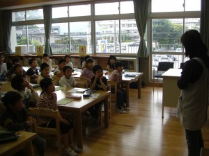 読み聞かせを聞く子どもたち(14:25)