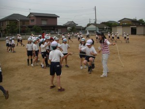 声に合わせてジャンプ　長なわとびをする子どもたち