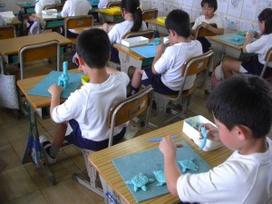 ねんどでいろいろな動物をつくる子どもたち