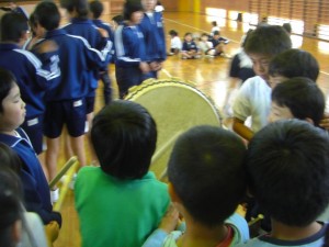 太鼓の体験をする子どもたち(13:25)