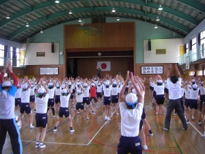 元気なかけ声とともにダンス体操をする子どもたち(10:25)